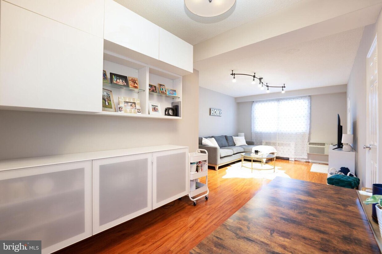 Primary Photo - 4304 N Pershing Dr