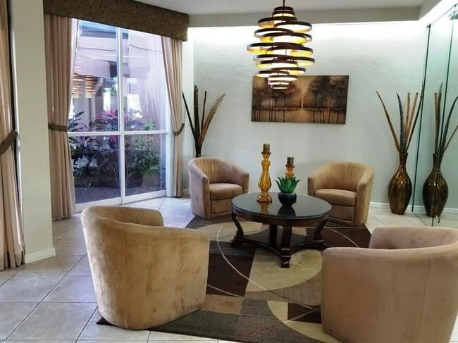 Building Photo - 1400 St Charles Pl