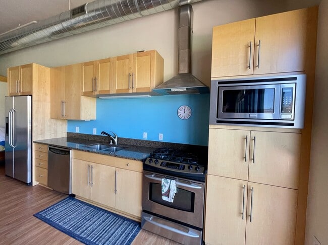 Building Photo - 555 Rivergate Ln