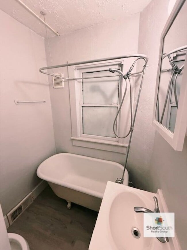 Building Photo - Updated - 2 bed 1 bath, main floor apartment in Lansing