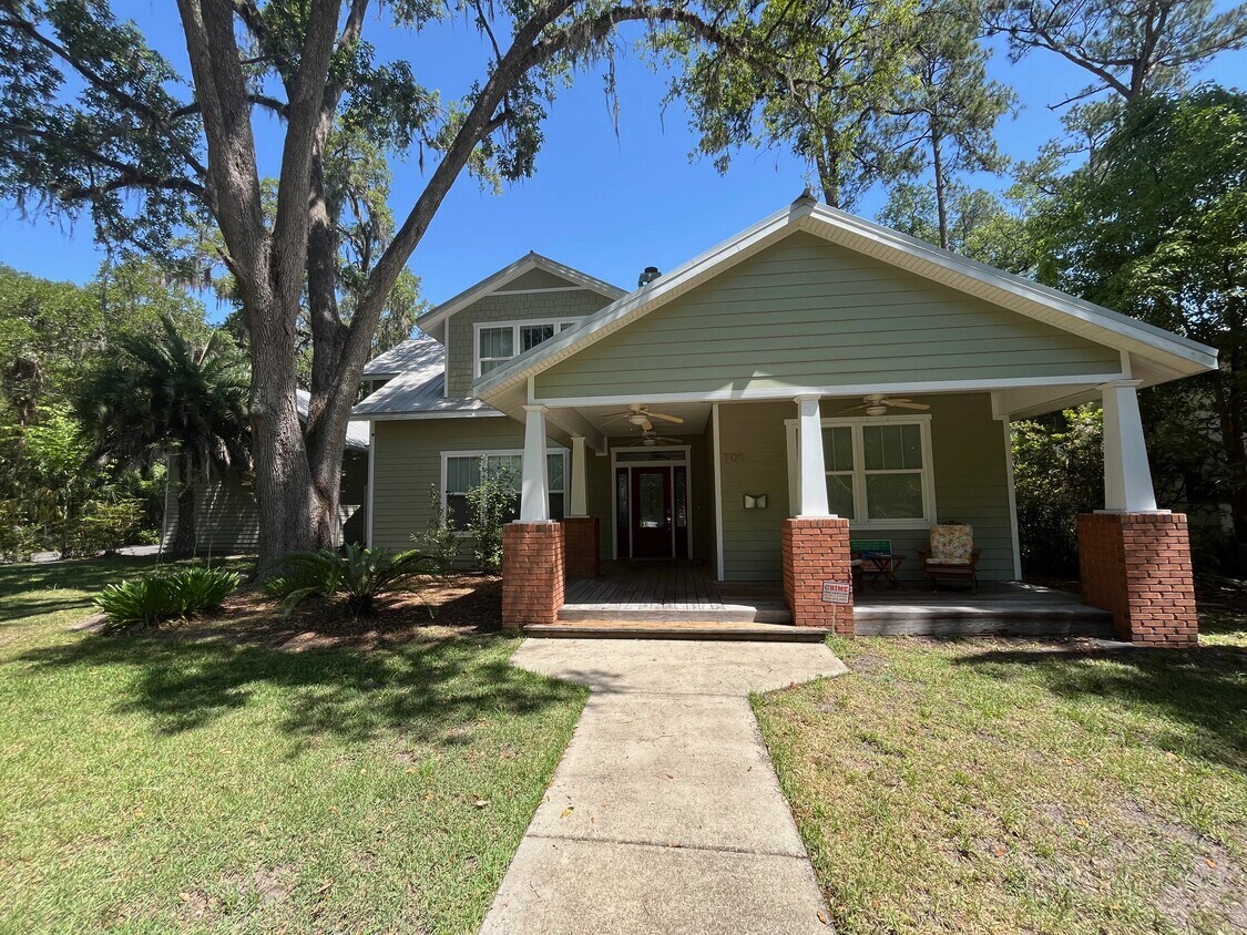Foto principal - 702 NE 11th Ave