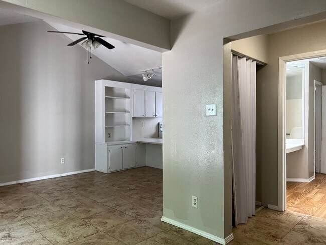 Foto del edificio - CUTE CUTE CUTE Single story townhome..