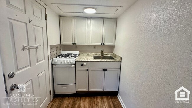 Building Photo - Charming 1-bedroom Duplex With Paid Utilit...