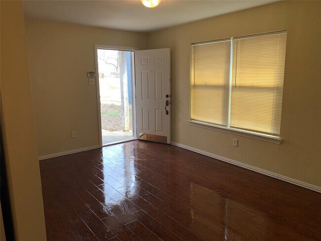 Foto del edificio - 608 Upton Ave