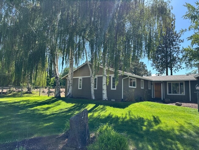 Building Photo - 3 Bed | 2 Bath | 1.17 Acres | Single-Level Home | Mountain Views