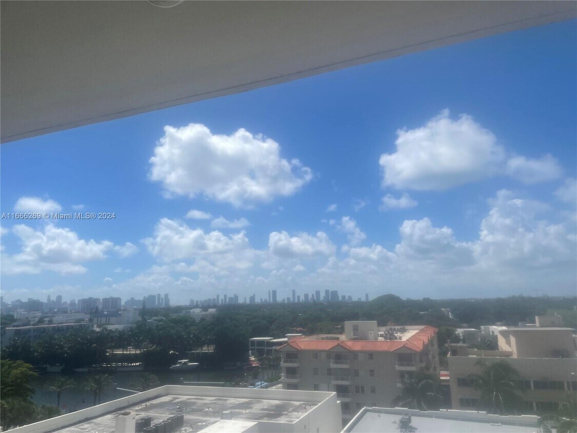 Primary Photo - 2625 Collins Ave