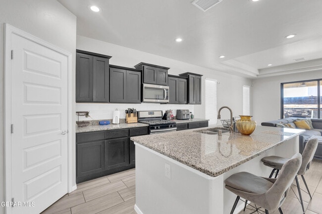 Foto del edificio - 1044 Gaitan St