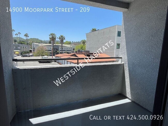 Foto del edificio - 14900 Moorpark St