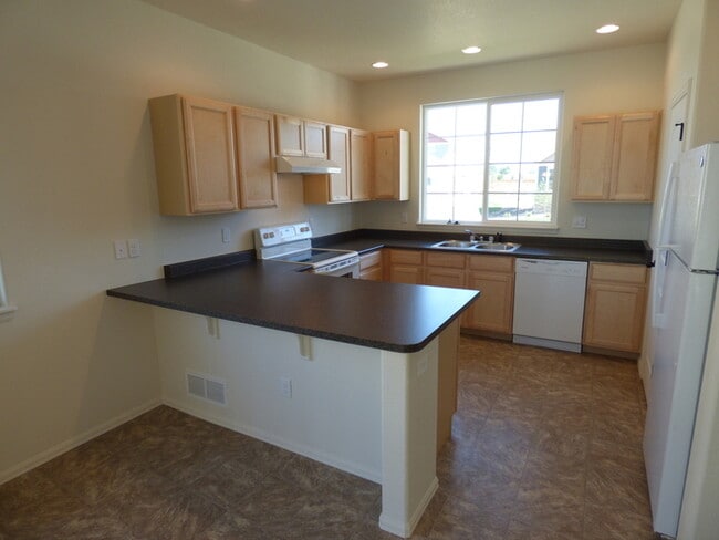 Building Photo - Two Story 3 Bed / 2.5 Bath Home in Windsor!