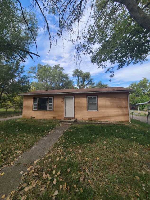 Primary Photo - Pet Friendly Clean 2 bedroom with Large fe...