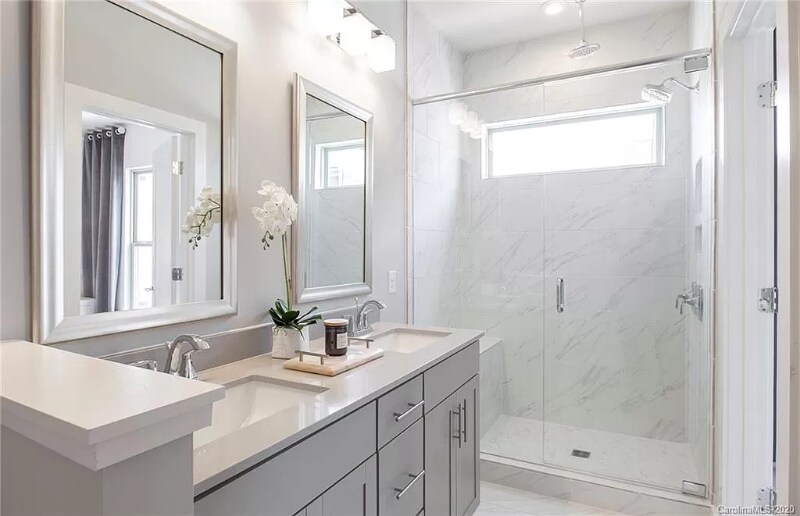 Foto del edificio - 16042 Roscoe Ln