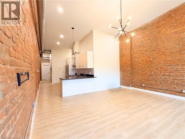 Building Photo - 185 King St E