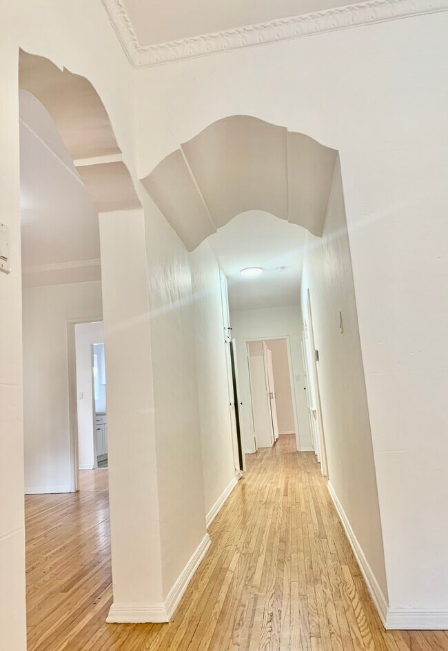 Building Photo - 211 S Hamilton Dr