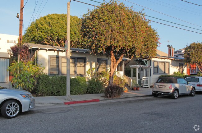 Foto del edificio - 2411-2417 2nd St