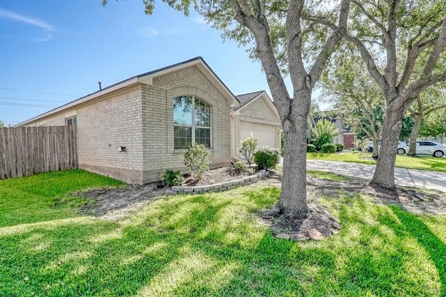 Building Photo - 1526 Rogers Lake Ln