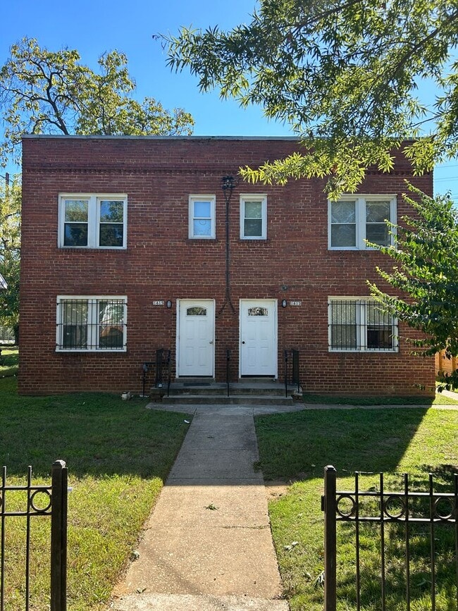 Building Photo - 1613 Olive St NE