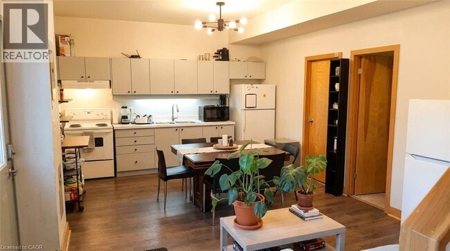 Photo du bâtiment - 12 Bridgeport Rd E