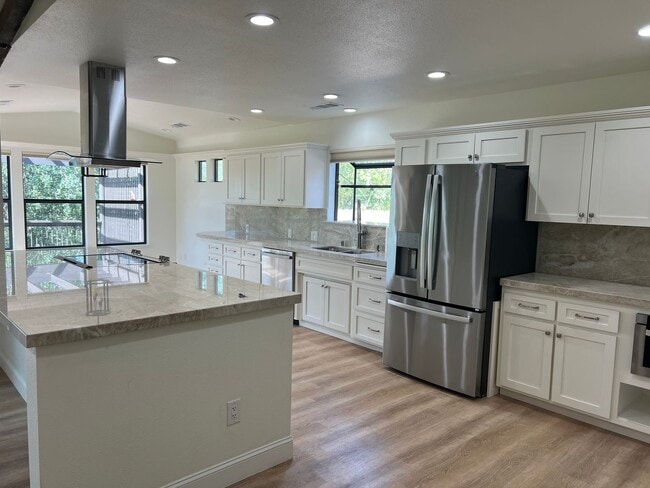 Foto del edificio - Beautiful Updated West Redding Home!