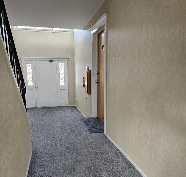 Foto del edificio - Completely Remodeled 1 Bedroom Condo in Warren – Private Basement Laundry + Storage Room!