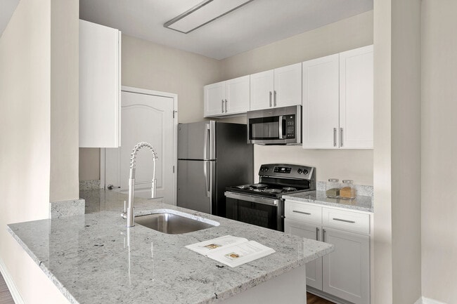 C195540_ArborPlace_1B1B_1134_KITCHEN_01_03_VS - Arbor Place