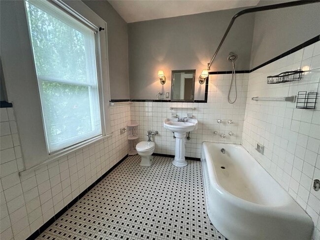 Building Photo - 1174 St Charles Pl NE