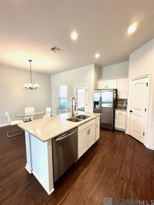 Foto del edificio - 24245 Golden Shore Ave