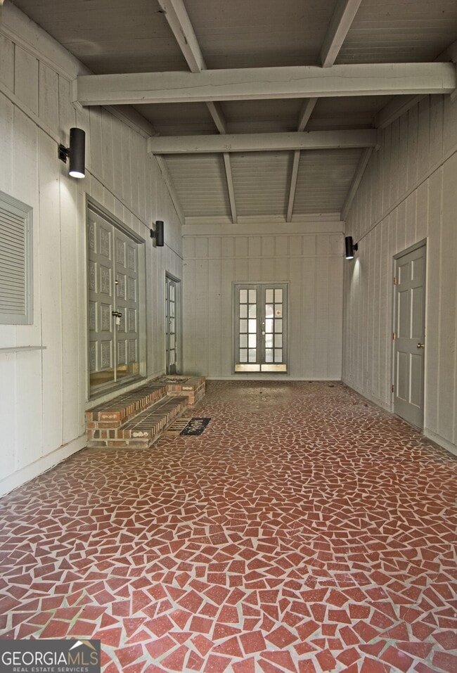 Building Photo - 305 Pinemount Dr