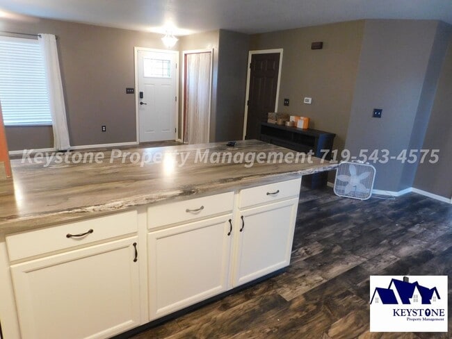 Building Photo - Pueblo West Rancher with Beautiful Views! ...