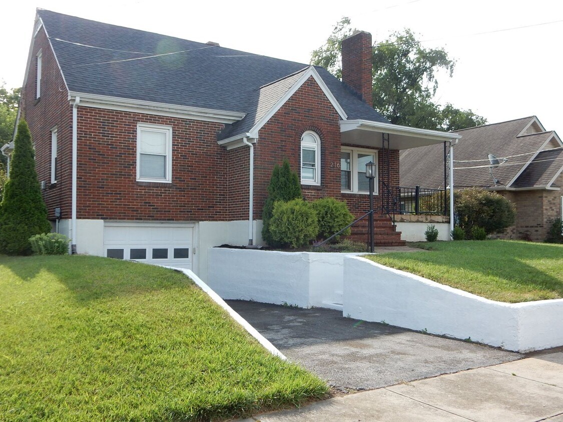 Foto principal - 3 BR home with fantastic location in the h...