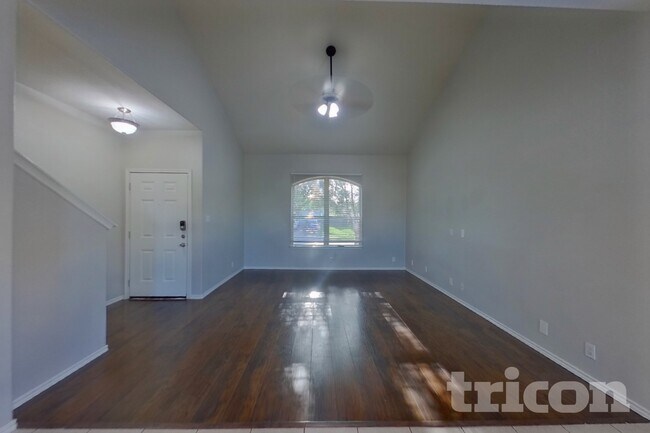 Foto del edificio - 240 Dragon Ridge Rd