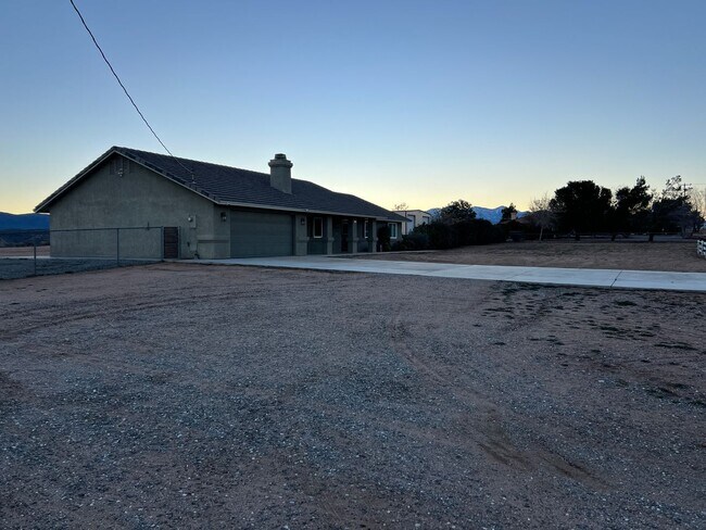 Foto del edificio - Fully Equipped and Beautiful Oak Hills Hom...