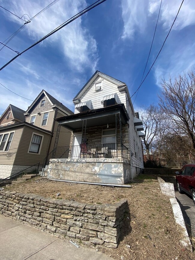 Building Photo - 156 Warner St