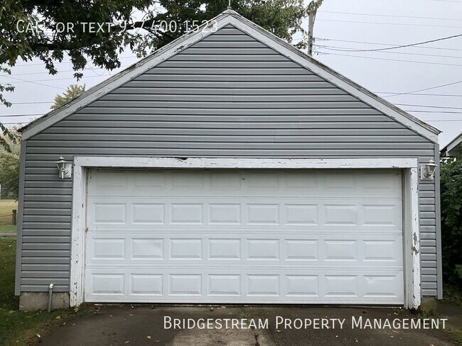 Building Photo - 3 Bedroom, 1.5 bath home with 2 car detach...
