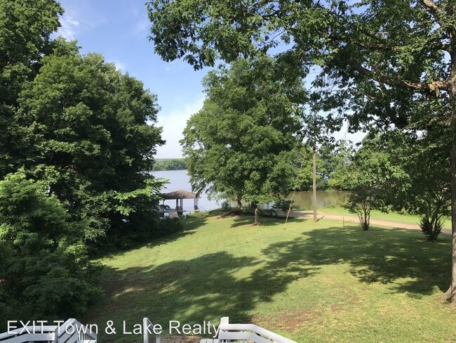 Building Photo - 3 br, 2 bath House - 923 River Rd.