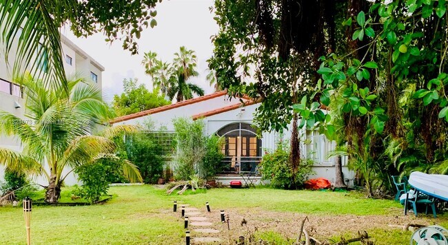 Foto del edificio - 201 N Coconut Ln