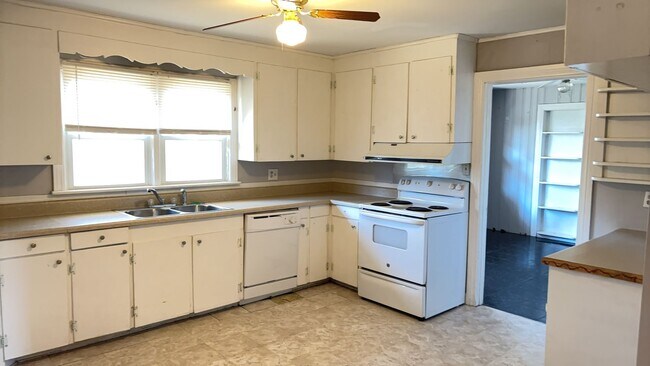 Foto del edificio - 3 bedroom 1.5 bathroom house with fenced yard