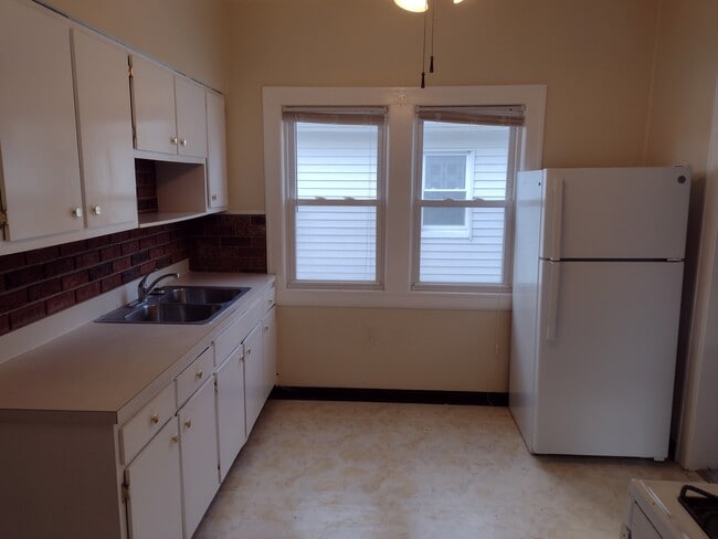 Building Photo - 2102 Chesterland Ave