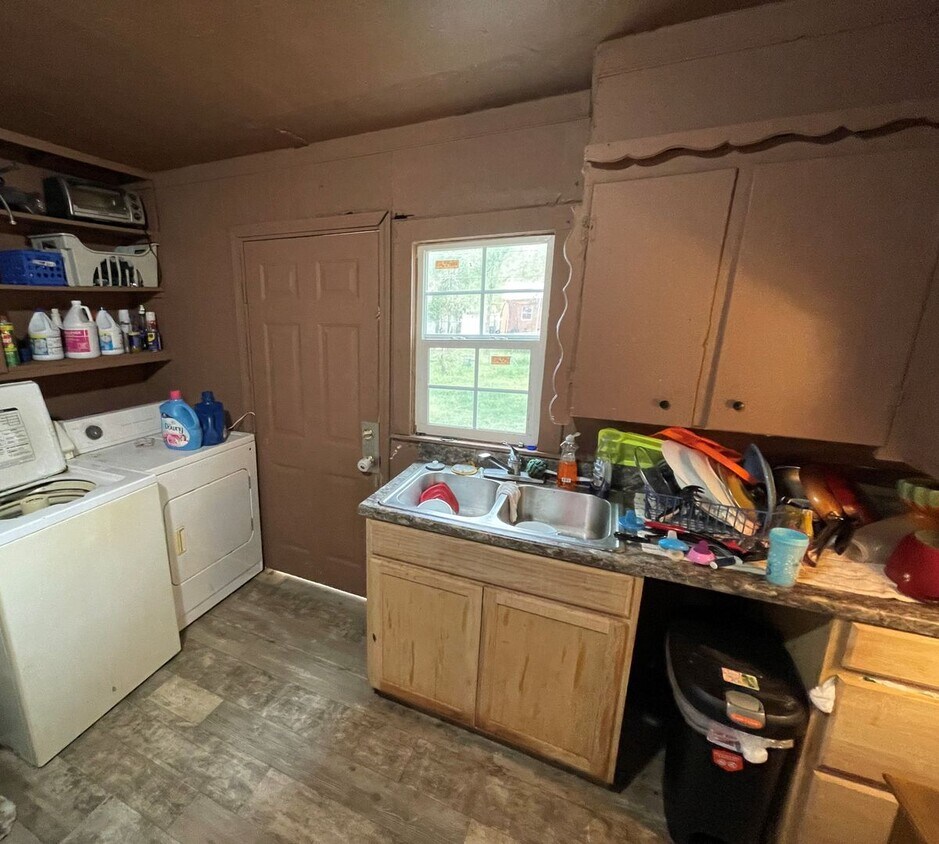 Building Photo - Beautiful 3 bed bed 1 bath make ready home...