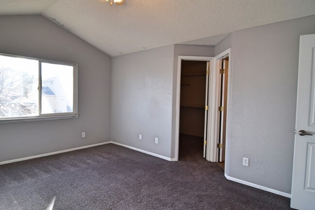 Building Photo - Beautiful home with newly finished basement!