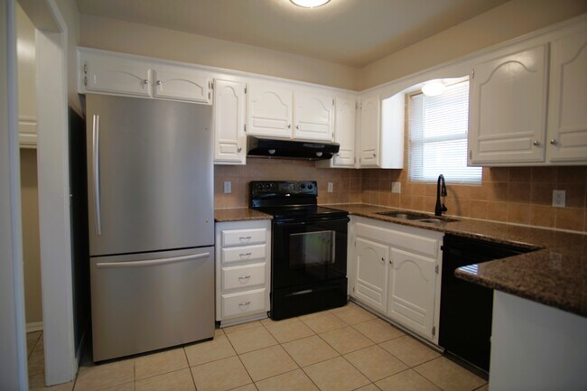 Building Photo - 725 Holly Hill Rd
