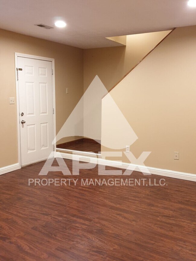 Building Photo - Spacious 2 Bd 1.5 Ba Townhouse in Halls!