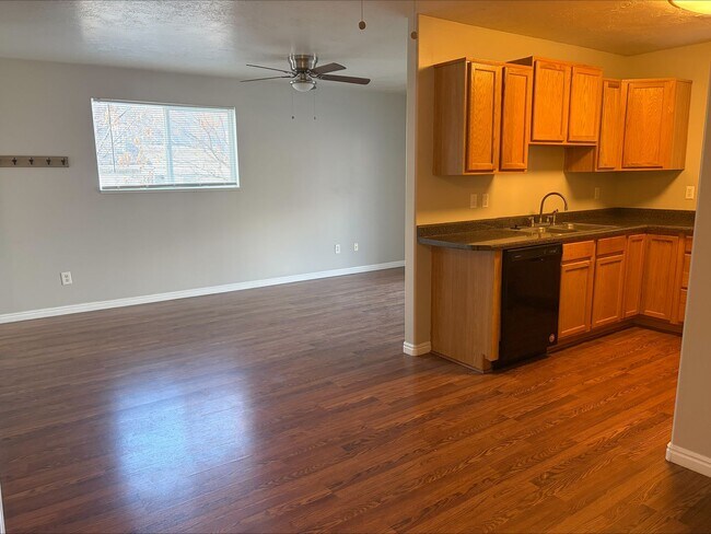 Foto del edificio - Limited Time Move-In Special! $800 Rent Credit!  2 Bed 1 Bath Condo in Ogden – Available Now!
