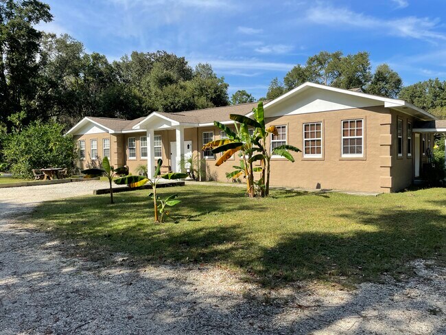 Frente - 11921 Woodland Ave