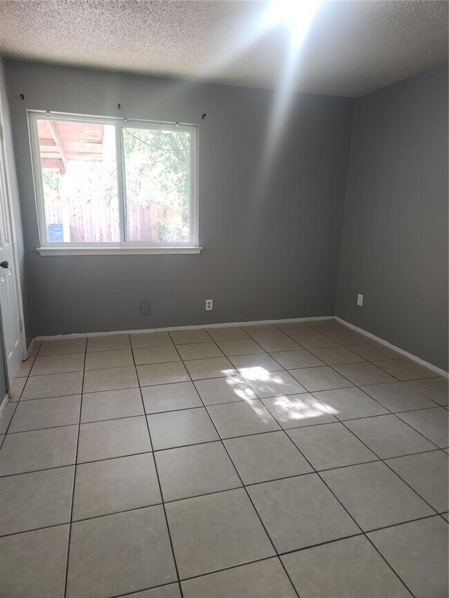 Building Photo - 905 Fieldwood Dr
