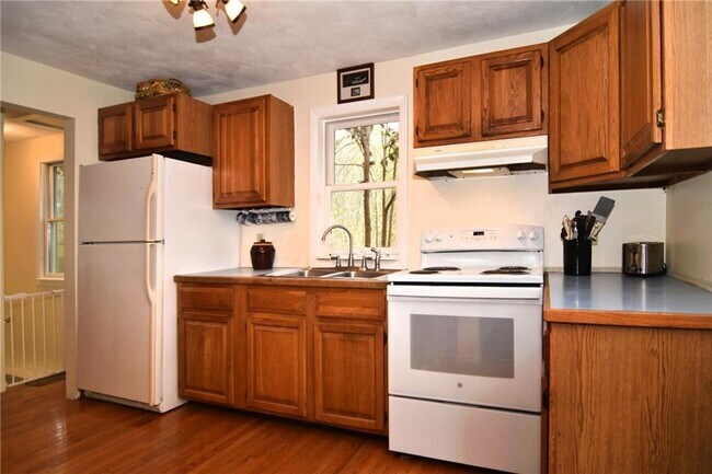 Building Photo - 390 Pendar Rd
