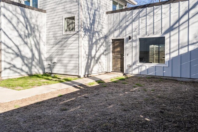 Building Photo - 917 Vargas Rd