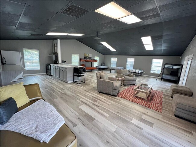 Foto del edificio - 8806 SW Start Center St