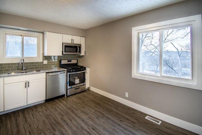 Building Photo - 2826 Bryan Ave