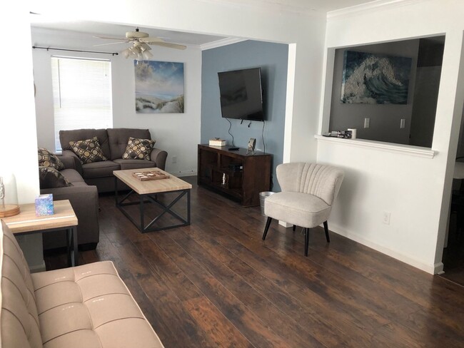 Building Photo - Move in Ready - 4 bedroom 2 bath