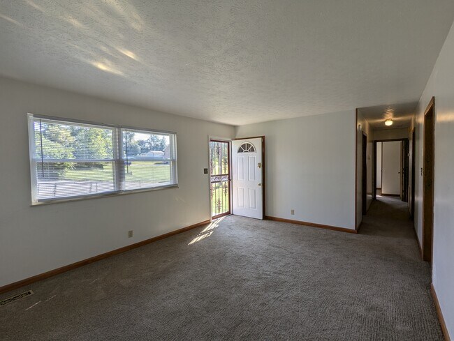 Living room - 4400 Galbraith School Rd